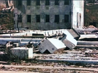 写真２：大講堂が全壊したあとの礎石