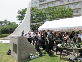 献花をする遺族②平成27年8月9日