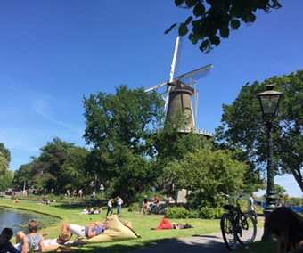 （図１）ライデンの風車と日光浴を楽しむ人々